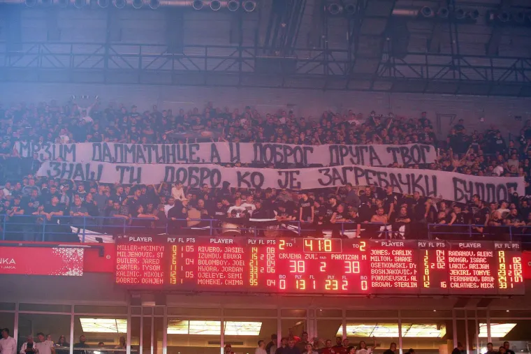 Navijački kaos na parketu i tribinama: Derbi Zvezde i Partizana izmakao kontroli