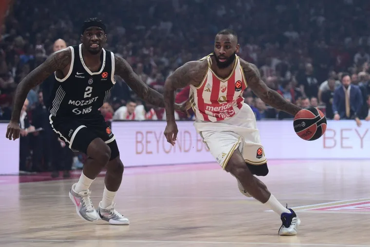 Navijački kaos na parketu i tribinama: Derbi Zvezde i Partizana izmakao kontroli