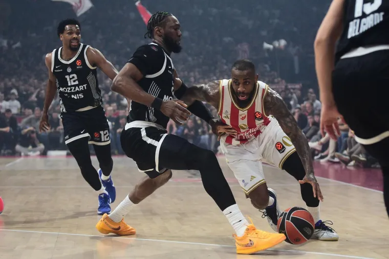 Navijački kaos na parketu i tribinama: Derbi Zvezde i Partizana izmakao kontroli