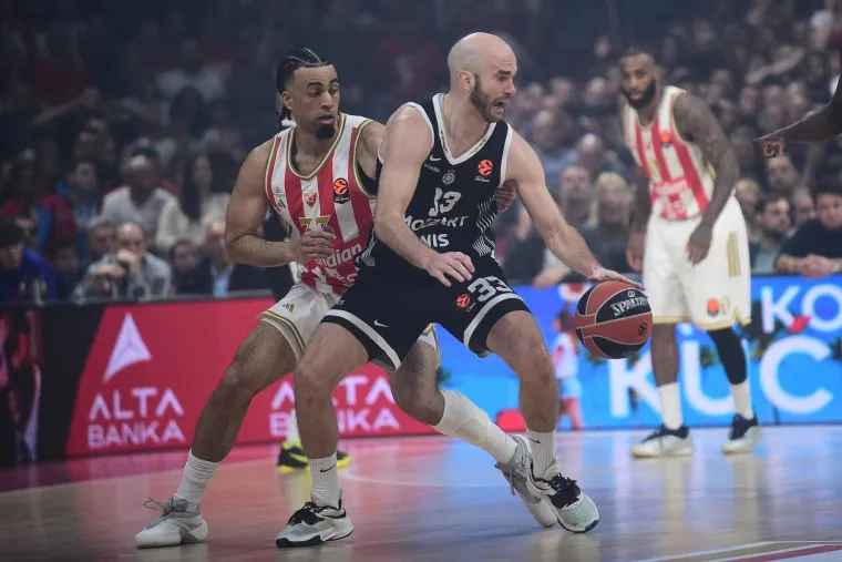 Navijački kaos na parketu i tribinama: Derbi Zvezde i Partizana izmakao kontroli