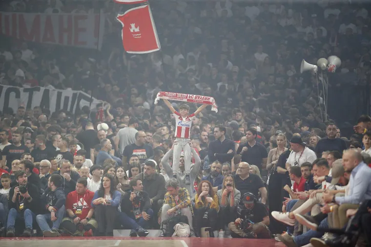 Navijački kaos na parketu i tribinama: Derbi Zvezde i Partizana izmakao kontroli