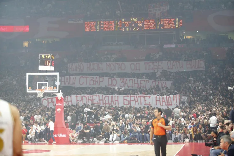 Navijački kaos na parketu i tribinama: Derbi Zvezde i Partizana izmakao kontroli