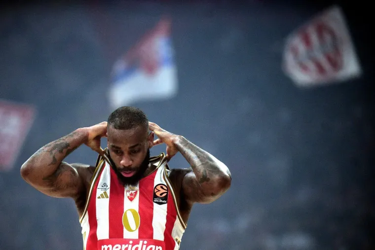 Navijački kaos na parketu i tribinama: Derbi Zvezde i Partizana izmakao kontroli