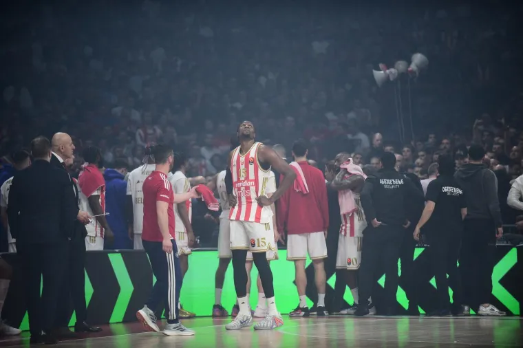 Navijački kaos na parketu i tribinama: Derbi Zvezde i Partizana izmakao kontroli