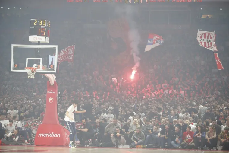 Navijački kaos na parketu i tribinama: Derbi Zvezde i Partizana izmakao kontroli