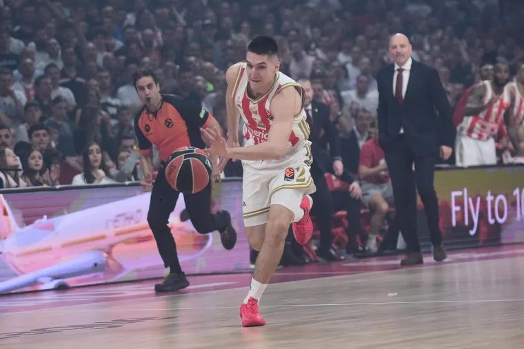 Navijački kaos na parketu i tribinama: Derbi Zvezde i Partizana izmakao kontroli