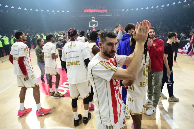 Navijački kaos na parketu i tribinama: Derbi Zvezde i Partizana izmakao kontroli