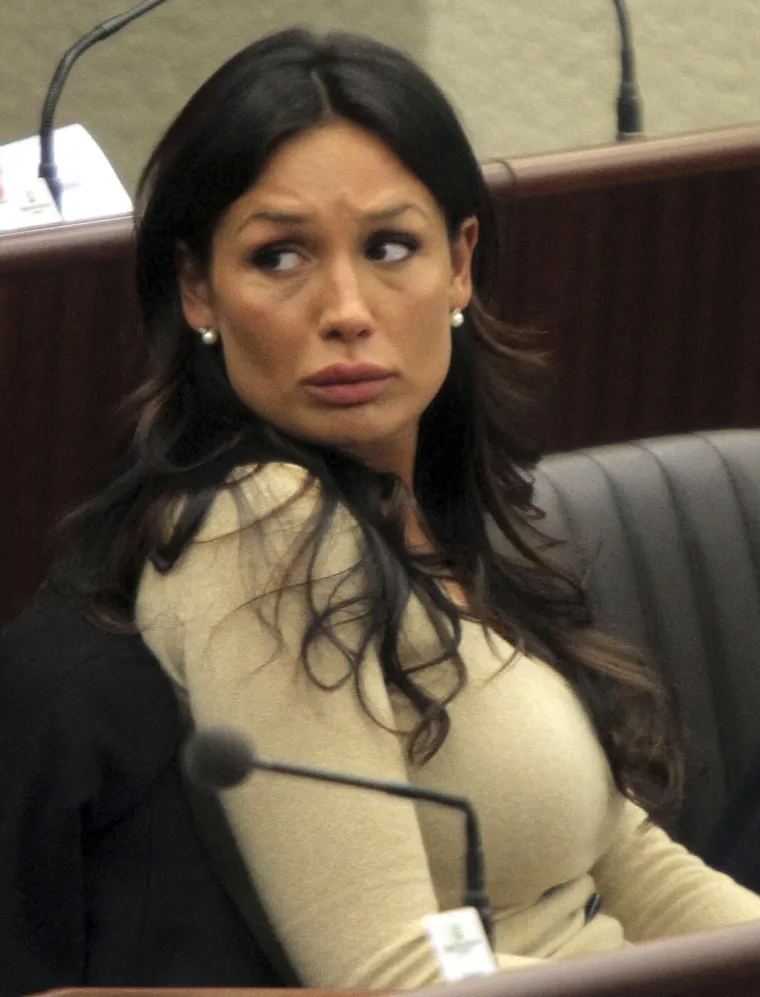 Organizirala orgije i izvodila striptiz obučena u časnu: Uspon i pad Berlusconijeve miljenice