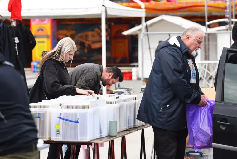 Kakav prizor: Lijepa brineta pro&scaron;etala karlovačkom tržnicom koja uoči Uskrsa vrvi životom
