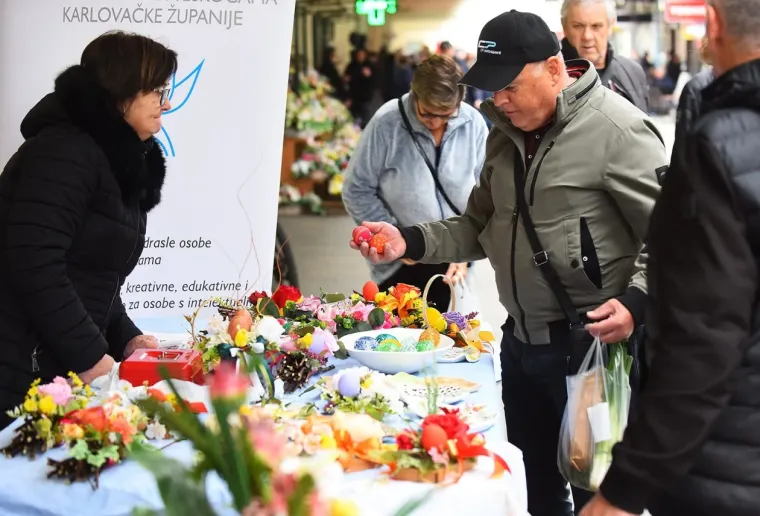 Kakav prizor: Lijepa brineta pro&scaron;etala karlovačkom tržnicom koja uoči Uskrsa vrvi životom