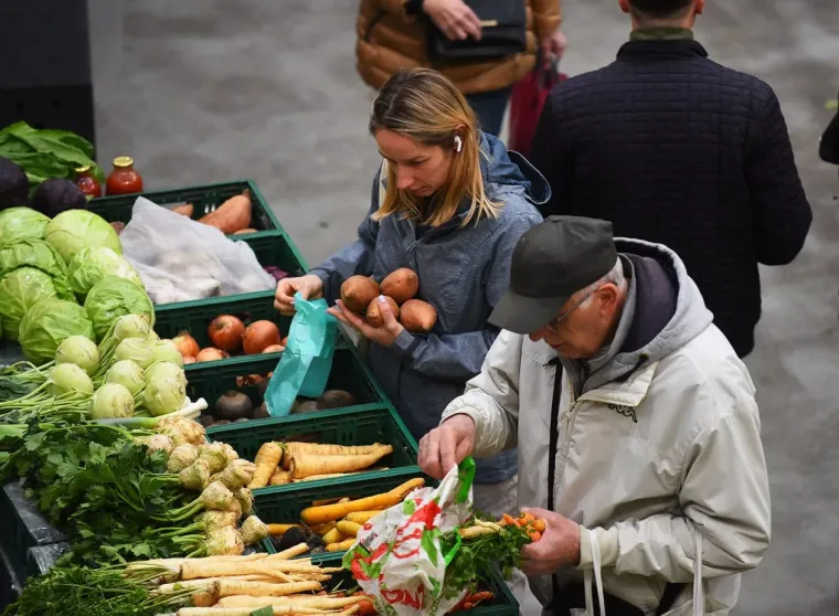 Kakav prizor: Lijepa brineta pro&scaron;etala karlovačkom tržnicom koja uoči Uskrsa vrvi životom