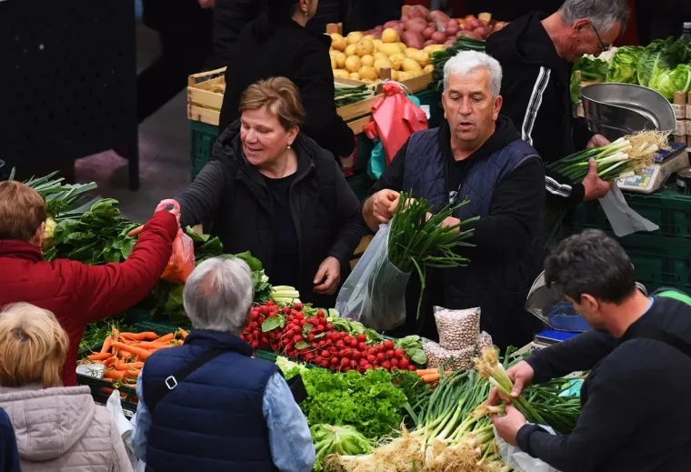 Kakav prizor: Lijepa brineta pro&scaron;etala karlovačkom tržnicom koja uoči Uskrsa vrvi životom