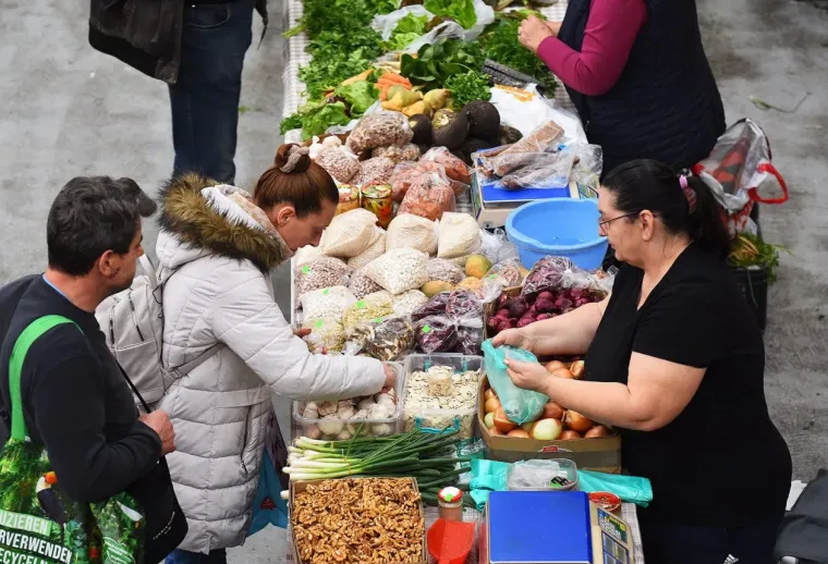 Kakav prizor: Lijepa brineta pro&scaron;etala karlovačkom tržnicom koja uoči Uskrsa vrvi životom