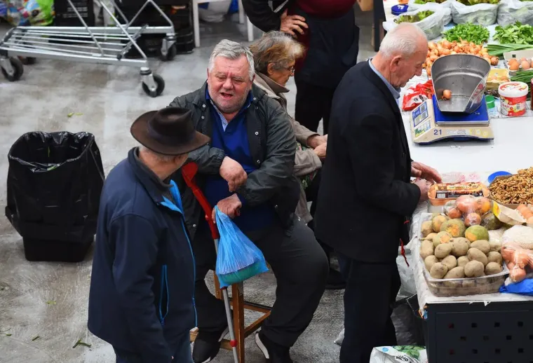Kakav prizor: Lijepa brineta pro&scaron;etala karlovačkom tržnicom koja uoči Uskrsa vrvi životom