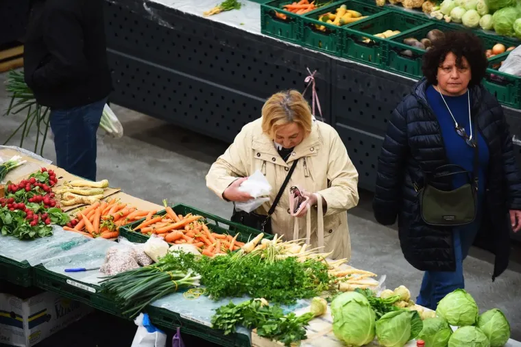 Kakav prizor: Lijepa brineta pro&scaron;etala karlovačkom tržnicom koja uoči Uskrsa vrvi životom