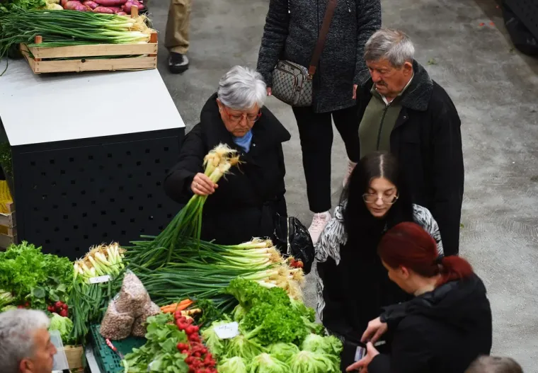 Kakav prizor: Lijepa brineta pro&scaron;etala karlovačkom tržnicom koja uoči Uskrsa vrvi životom