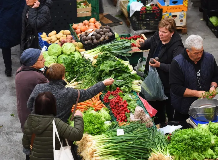 Kakav prizor: Lijepa brineta pro&scaron;etala karlovačkom tržnicom koja uoči Uskrsa vrvi životom