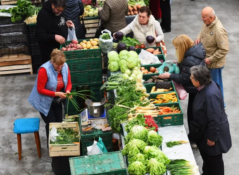 Kakav prizor: Lijepa brineta pro&scaron;etala karlovačkom tržnicom koja uoči Uskrsa vrvi životom