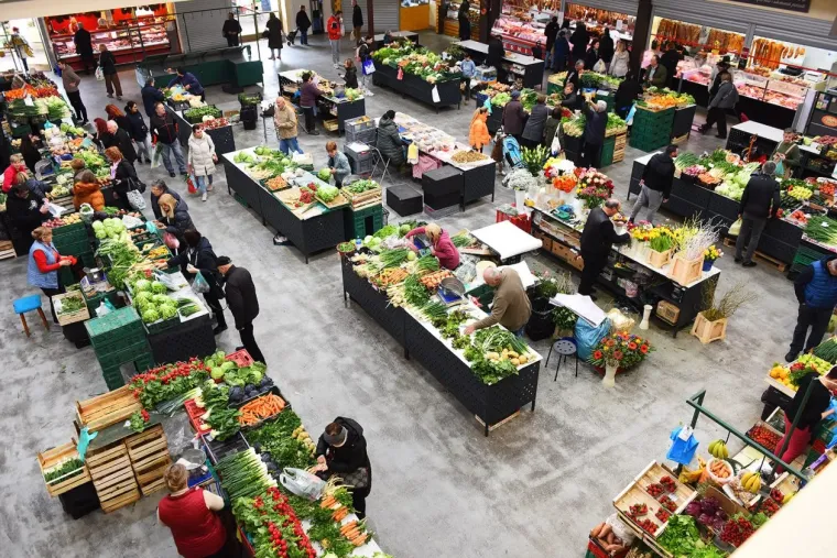 Kakav prizor: Lijepa brineta pro&scaron;etala karlovačkom tržnicom koja uoči Uskrsa vrvi životom