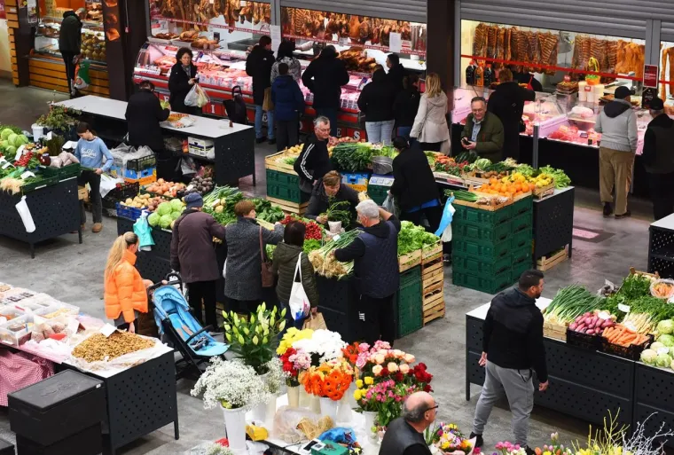 Kakav prizor: Lijepa brineta pro&scaron;etala karlovačkom tržnicom koja uoči Uskrsa vrvi životom