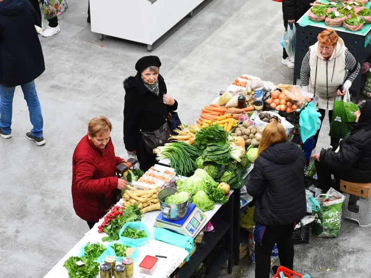 Kakav prizor: Lijepa brineta pro&scaron;etala karlovačkom tržnicom koja uoči Uskrsa vrvi životom