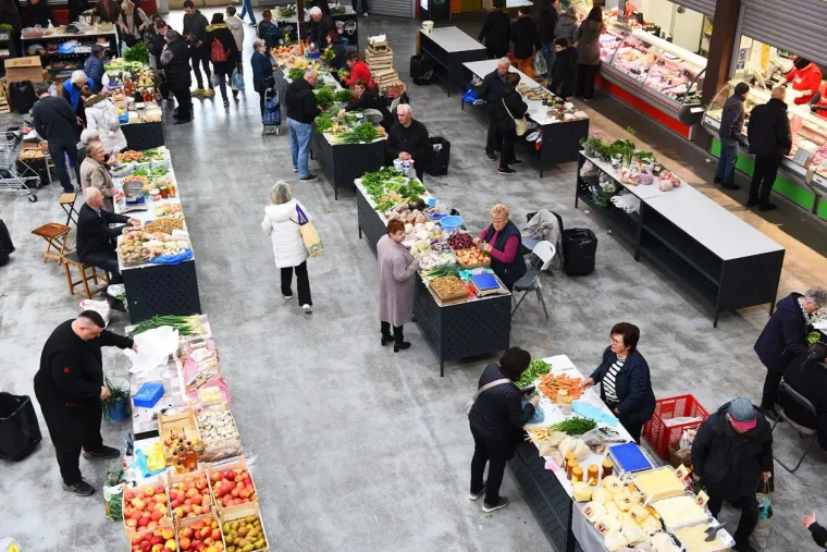 Kakav prizor: Lijepa brineta pro&scaron;etala karlovačkom tržnicom koja uoči Uskrsa vrvi životom