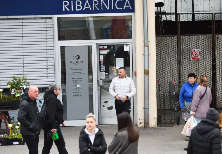 Kakav prizor: Lijepa brineta pro&scaron;etala karlovačkom tržnicom koja uoči Uskrsa vrvi životom