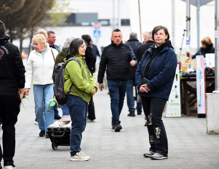Kakav prizor: Lijepa brineta pro&scaron;etala karlovačkom tržnicom koja uoči Uskrsa vrvi životom
