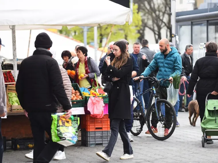 Kakav prizor: Lijepa brineta pro&scaron;etala karlovačkom tržnicom koja uoči Uskrsa vrvi životom