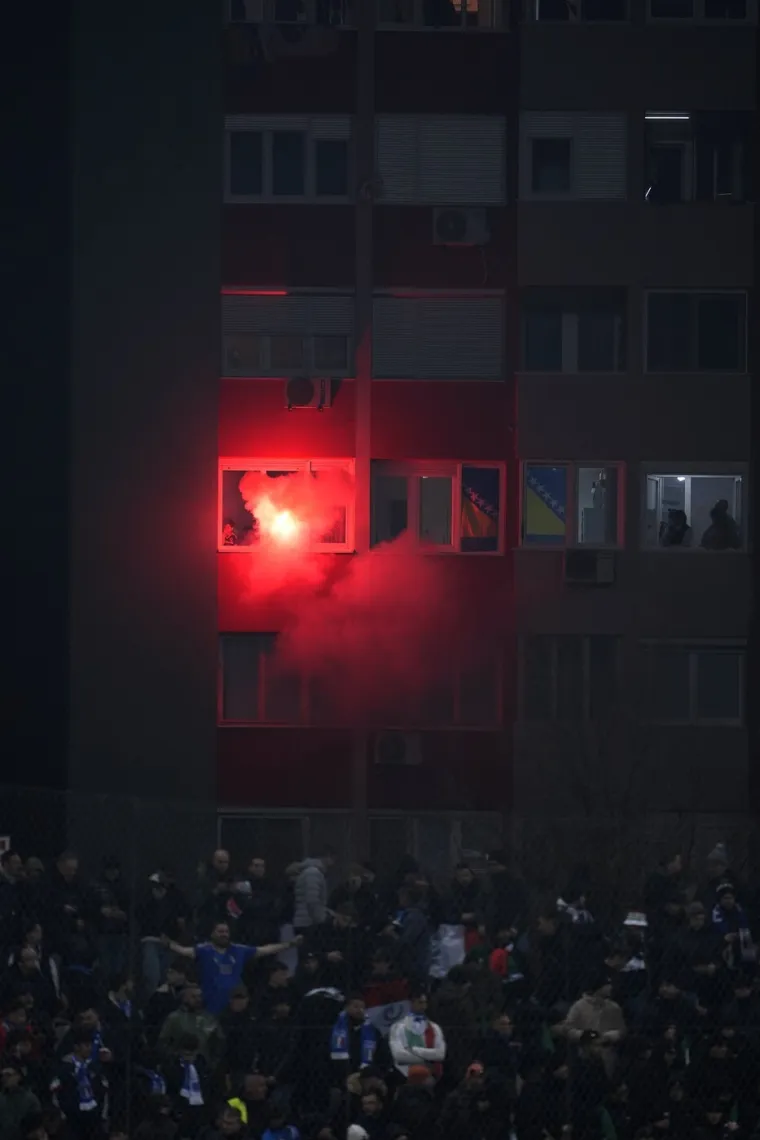 Slike spektakularne bakljade u Zenici obi&scaron;le svijet: Otkrivena pozadina priče