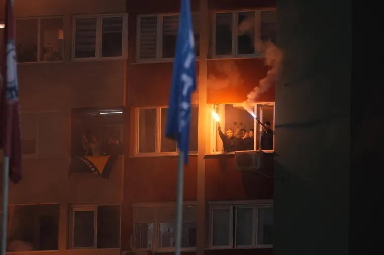 Slike spektakularne bakljade u Zenici obi&scaron;le svijet: Otkrivena pozadina priče