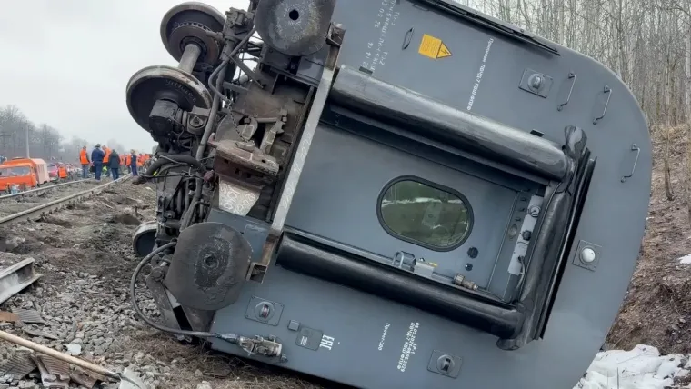 Vlak s 415 putnika iskočio iz tračnica! Vagoni se prevrnuli, vi&scaron;e desetaka ozlijeđenih