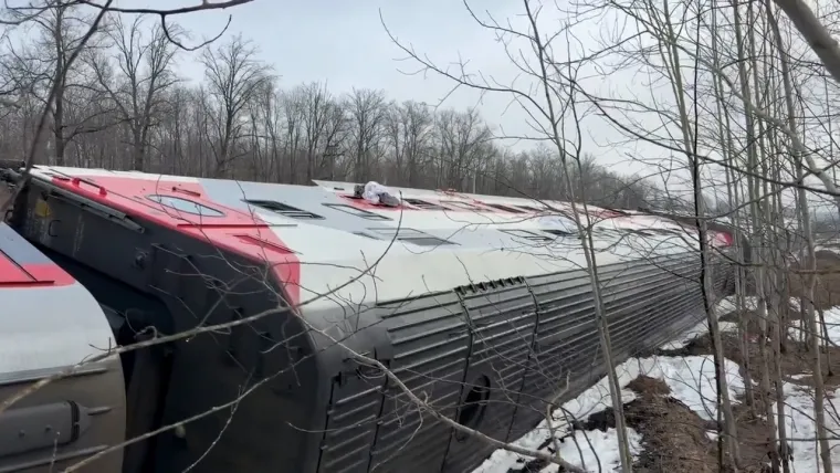 Vlak s 415 putnika iskočio iz tračnica! Vagoni se prevrnuli, vi&scaron;e desetaka ozlijeđenih