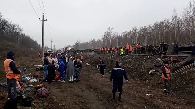 Vlak s 415 putnika iskočio iz tračnica! Vagoni se prevrnuli, vi&scaron;e desetaka ozlijeđenih