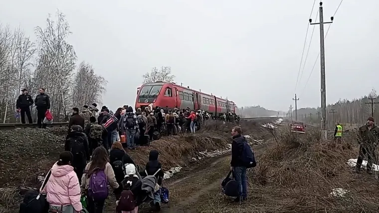 Vlak s 415 putnika iskočio iz tračnica! Vagoni se prevrnuli, vi&scaron;e desetaka ozlijeđenih