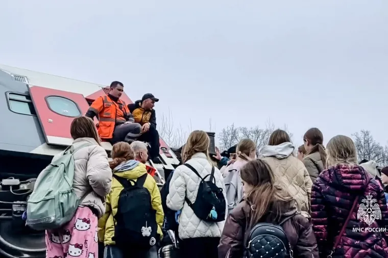 Vlak s 415 putnika iskočio iz tračnica! Vagoni se prevrnuli, vi&scaron;e desetaka ozlijeđenih