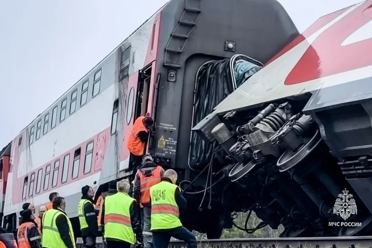 Vlak s 415 putnika iskočio iz tračnica! Vagoni se prevrnuli, vi&scaron;e desetaka ozlijeđenih