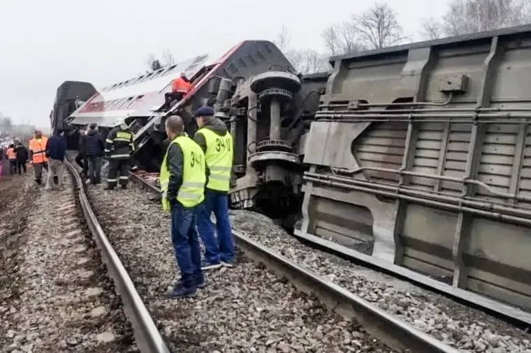 Vlak s 415 putnika iskočio iz tračnica! Vagoni se prevrnuli, vi&scaron;e desetaka ozlijeđenih