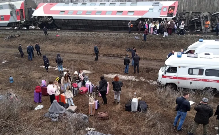 Vlak s 415 putnika iskočio iz tračnica! Vagoni se prevrnuli, vi&scaron;e desetaka ozlijeđenih