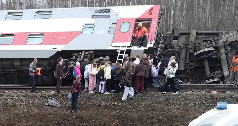 Vlak s 415 putnika iskočio iz tračnica! Vagoni se prevrnuli, vi&scaron;e desetaka ozlijeđenih