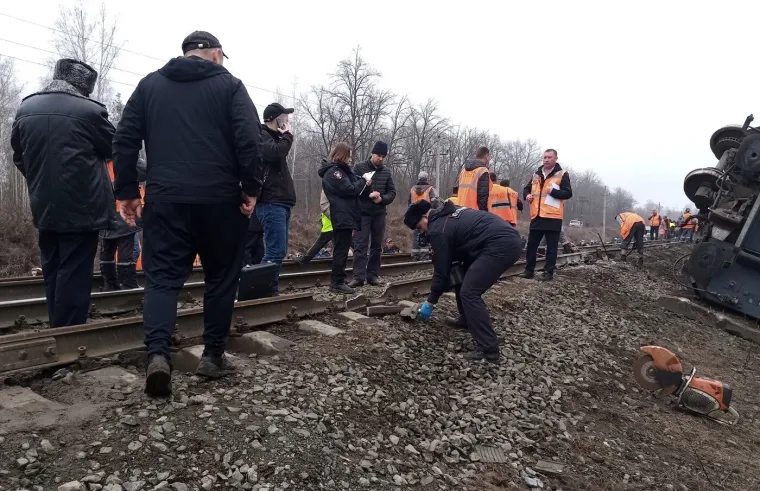 Vlak s 415 putnika iskočio iz tračnica! Vagoni se prevrnuli, vi&scaron;e desetaka ozlijeđenih