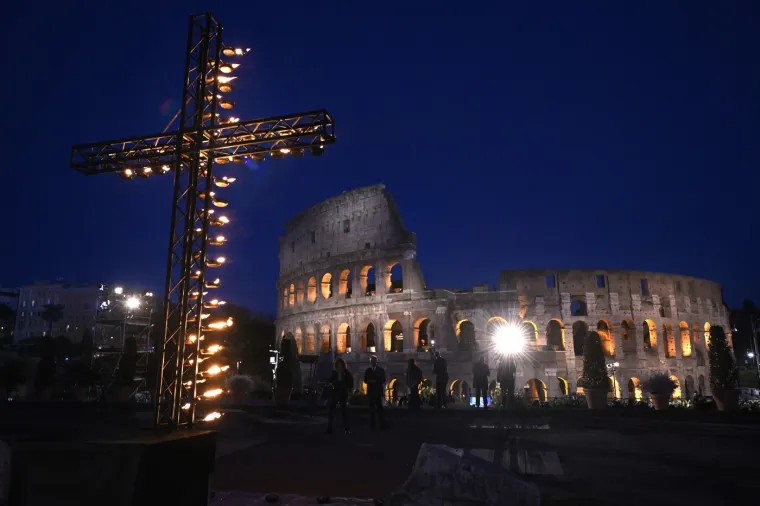 Papa Lav nosio križ na Veliki petak: Izrekao riječi koje će odjeknuti svijetom: 'Odgovarat će!'
