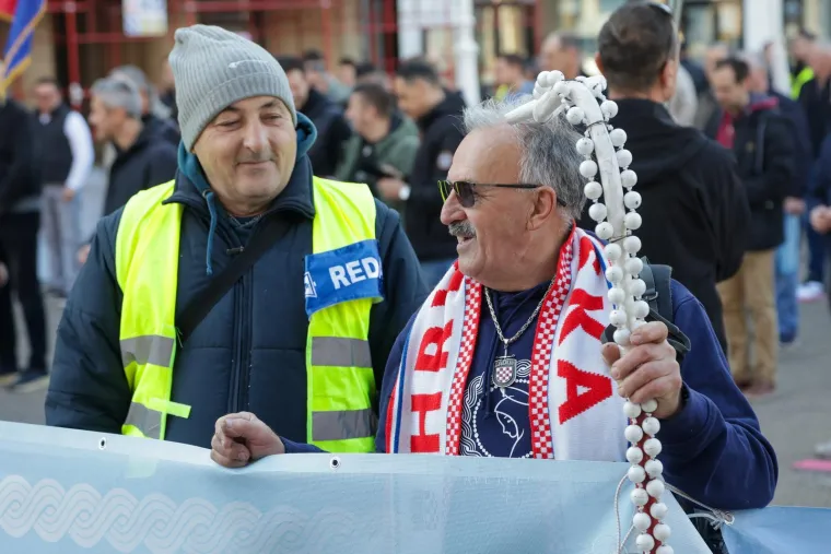 Krunica s jedne, prosvjed s druge strane: Molitelji na trgovima i na Veliku subotu, pogledajte prizore
