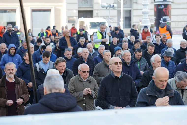 Krunica s jedne, prosvjed s druge strane: Molitelji na trgovima i na Veliku subotu, pogledajte prizore