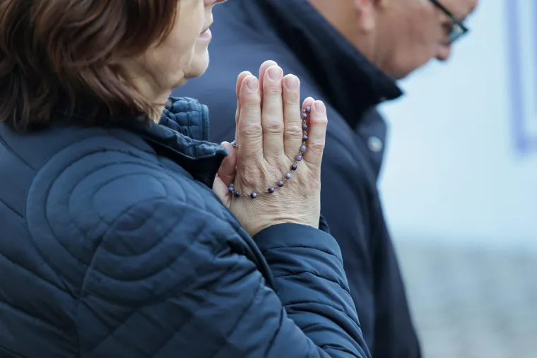 Krunica s jedne, prosvjed s druge strane: Molitelji na trgovima i na Veliku subotu, pogledajte prizore