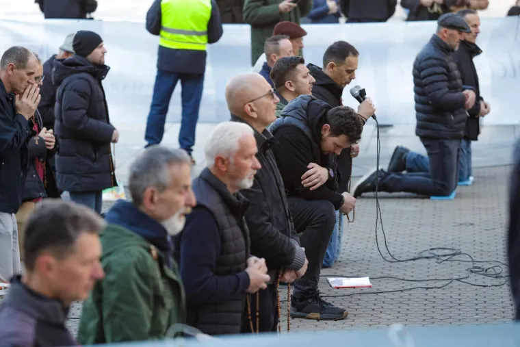 Krunica s jedne, prosvjed s druge strane: Molitelji na trgovima i na Veliku subotu, pogledajte prizore