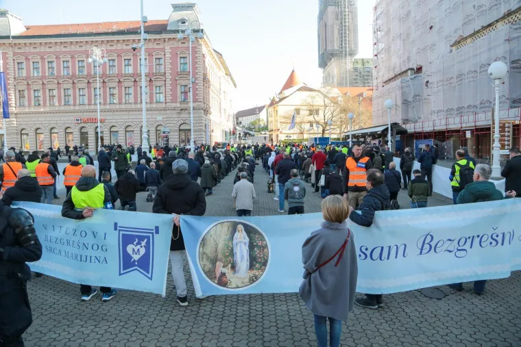 Krunica s jedne, prosvjed s druge strane: Molitelji na trgovima i na Veliku subotu, pogledajte prizore