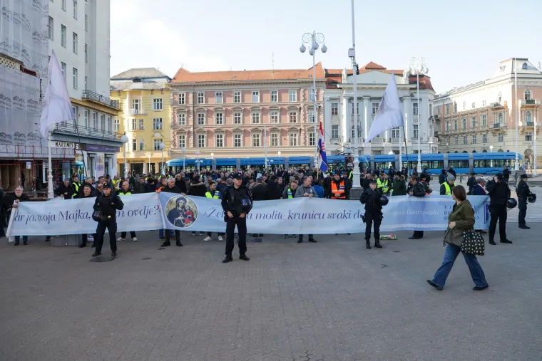 Krunica s jedne, prosvjed s druge strane: Molitelji na trgovima i na Veliku subotu, pogledajte prizore