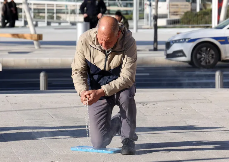 Krunica s jedne, prosvjed s druge strane: Molitelji na trgovima i na Veliku subotu, pogledajte prizore