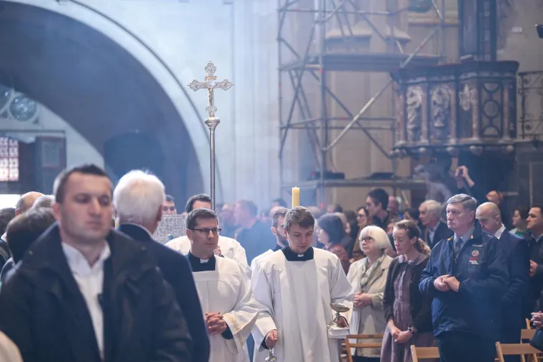 Istaknuti HDZ-ovci u prvim redovima na misi u Katedrali: Pogledajte tko je sve do&scaron;ao